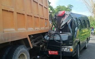 Hantam Truk Tronton, Mobil Tahanan Kejari Waykanan Remuk Begini - JPNN.com