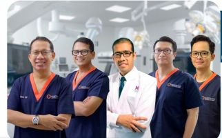 Para Dokter Spesialis ini Menangani Operasi Hybrid Pertama di Indonesia - JPNN.com