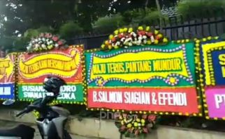 Rumah Pak Moeldoko Dipenuhi Karangan Bunga, Baca Nih Isi Pesannya - JPNN.com
