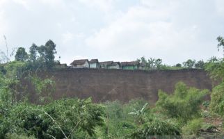 Lihat, Puluhan Rumah di 2 Kampung di Garut Terancam Longsor - JPNN.com