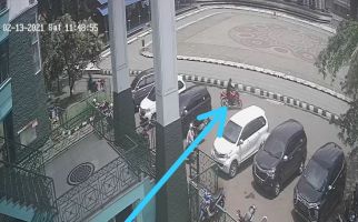 Aksi Pria Berambut Gondrong di Masjid Agung Palabuhanratu Terekam CCTV, Siap-siap Saja - JPNN.com