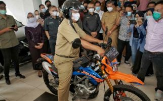 Jelang Azan Asar, Akhyar Nasution Tinggalkan Balai Kota Medan dengan Motor Trail - JPNN.com