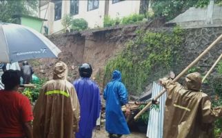 Sedang Berteduh di Warung, Tiba-Tiba Talud Runtuh, Brak, Sutrismo dan Darmo Tewas - JPNN.com