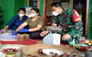 Racik Ramuan Herbal dari Biji Salak Putut Kebanjiran Order, hingga Dua Ton Per bulan - JPNN.com