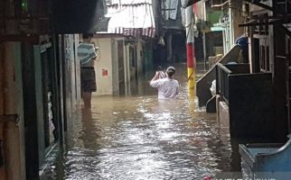 Tanggul Kali Bekasi Jebol, Perumahan Ini Berpotensi Alami Banjir Besar - JPNN.com