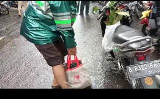 Banjir Jakarta, Mas Raden Asyik Menjala Ikan di Jalan TB Simatupang - JPNN.com