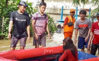 Banjir Kemang, Bu Lurah Novia: Kalau Mau Mengungsi Jangan Tunggu Air Sudah Tinggi - JPNN.com