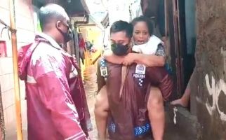 Kompol Iskandarsyah Melakukan Aksi Heroik Saat Banjir Jakarta - JPNN.com