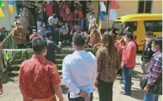 Sambangi Kapuas Hulu, Lasarus Salurkan Bantuan Bus ke Sekolah Karya Budi - JPNN.com