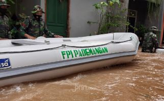 Aksi FPI Bantu Korban Banjir Dibubarkan Aparat, Munarman Bereaksi Keras - JPNN.com