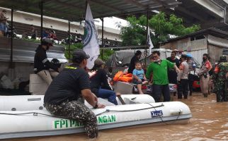 Polisi Bubarkan Aksi FPI Bantu Korban Banjir, Begini Penjelasan Kapolsek Makasar - JPNN.com