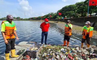 Gerilya Sekjen PDIP di Waduk Cincin, Tanam Pohon dan Tebar Bibit Ikan - JPNN.com