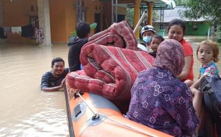 19 Kecamatan di Bekasi Masih Banjir, Puluhan Ribu Warga Mengungsi - JPNN.com