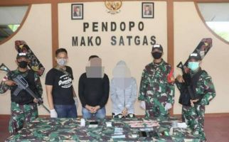 Sweeping di Perbatasan RI-Malaysia, Satgas Pamtas Yonif 642/Kapuas Tangkap Pengedar Narkotika - JPNN.com