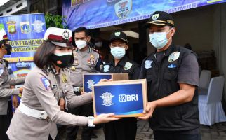 Korlantas Polri Salurkan 500 Paket Sembako untuk Korban Banjir Jakarta - JPNN.com