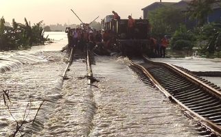Rel Terendam Banjir, PT KAI Batalkan Seluruh Keberangkatan Kereta Api Jarak Jauh Hari Ini - JPNN.com