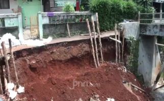 Tanggul Kali Sari Jaktim Longsor, Akses Jalan Terputus - JPNN.com