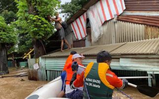 Tim Baznas Bazis Tanggap Bencana DKI Jakarta Bantu Warga Terdampak Banjir - JPNN.com