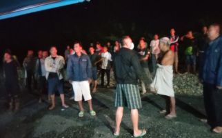 Dua Anggota Polisi Diamuk Warga Saat Menangkap Pelaku Pembunuhan di Lahat - JPNN.com