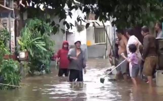 Hujan Deras, Dua RT di Duren Sawit Terendam Banjir - JPNN.com