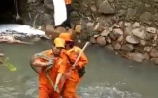 Lagi Bersihkan Sampah Pascabanjir, Petugas PPSU Temukan Ini, Hiii... - JPNN.com