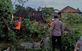 Ratusan Rumah di Demak Rusak Diterjang Angin Puting Beliung - JPNN.com