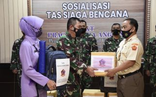 Ketua IKKT Cabang 10 Puspen TNI Berikan Bantuan Sosial Kepada Korban Banjir - JPNN.com