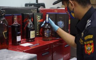 Bea Cukai Amankan Ratusan Botol Miras Ilegal dan Pemilik Tempat Hiburan Malam - JPNN.com