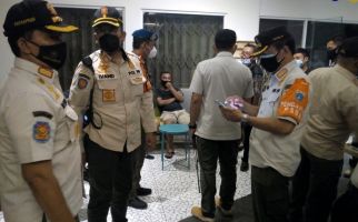 Langgar Aturan PSBB, Dua Tempat Karaoke Ini Ditutup Satpol PP, selama Pandemi Covid-19 - JPNN.com