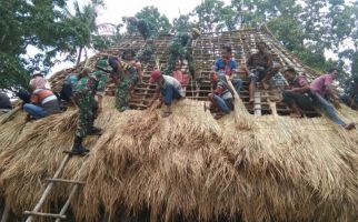 TNI Bersama Masyarakat Bangun Rumah Adat Suku Aumuti - JPNN.com