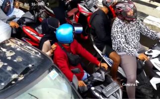 Teteh Berkerudung Hitam Berbuat Terlarang di Lampu Merah, Disuruh Turun Malah Kabur - JPNN.com