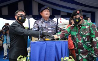 Keren! Kemhan Luncurkan 2 Kapal Angkut Tank KRI Teluk Weda dan KRI Teluk Wondama - JPNN.com