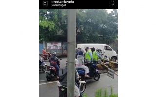 Nah Lho, Transjakarta Cari Identitas Pemotor yang Marahi Petugas Karena Dilarang Masuk Jalur Busway - JPNN.com