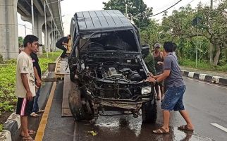 Diduga Pecah Ban, Taft Hantam Tiang LRT, Lihat Kondisinya - JPNN.com