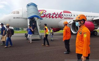 Pemindahan Pesawat Batik Air dari Tengah Landasan Pacu Menunggu Alat dari Batam - JPNN.com