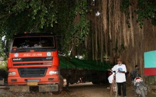 Misteri Jumat Kliwon, Truk Trailer Nopol H Mendadak Ada di Bawah Beringin - JPNN.com