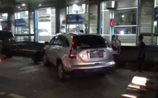 Menghindari Motor yang Lawan Arus, Honda CRV Tabrak Halte Busway - JPNN.com