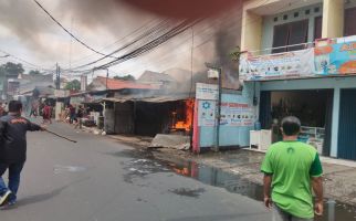 Lihat Nih, Warung Tongseng di Cilandak Hangus Dilalap Api - JPNN.com