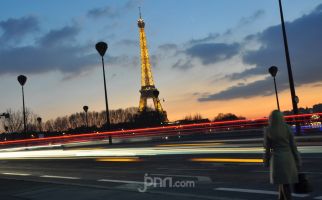 Paris Tangisi Kepergian Ratu Elizabeth II, Menara Eiffel Gelap Gulita - JPNN.com