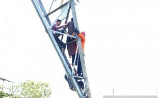 ASN Ini Nekat Panjat Tower Sutet, Bikin Heboh, Pengakuannya Bikin Geleng Kepala - JPNN.com