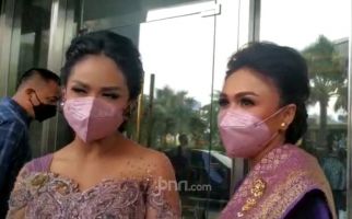 Sambil Menangis, Krisdayanti Sampaikan Permintaan Mendalam kepada Aurel - JPNN.com