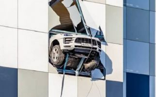 Mobil Mewah Ini Nyaris Terjun Bebas dari Gedung Parkir, Bikin Merinding  - JPNN.com