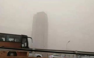 Beijing Diselimuti Kabut Kuning, Jarak Pandang Terbatas, Udaranya Tidak Sehat - JPNN.com