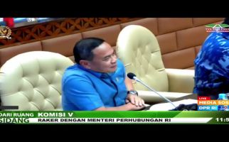 Legislator Berbaju Biru Ucapkan Selamat kepada Jhoni Allen saat Rapat di DPR - JPNN.com