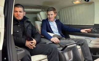 Pamer Interior Mobil, Khabib Nurmagomedov Cari Kenyamanan Saat Macet - JPNN.com