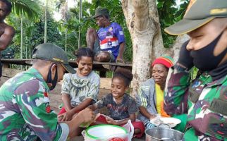 Keren, Prajurit TNI Ajari Mama-Mama di Papua Tentang Cara Membuat Kue - JPNN.com