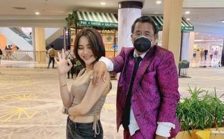 Usai Vaksin Kedua, Bang Hotman Pamer Pose Bareng Cewek Cantik - JPNN.com