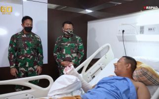Terbaring di Rumah Sakit, Praka Supriyanto Diberi Kejutan oleh KSAD - JPNN.com