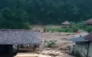 Seperti Ini Dahsyatnya Banjir di Sumedang, Sawah, Vila, dan Rumah Tersapu Air - JPNN.com