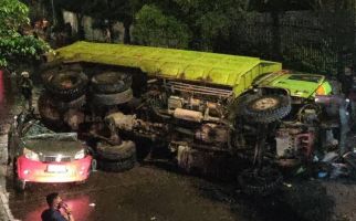 Truk Terjun Bebas dari Flyover Slipi, Menimpa Mobil, Lihat Nih Fotonya - JPNN.com